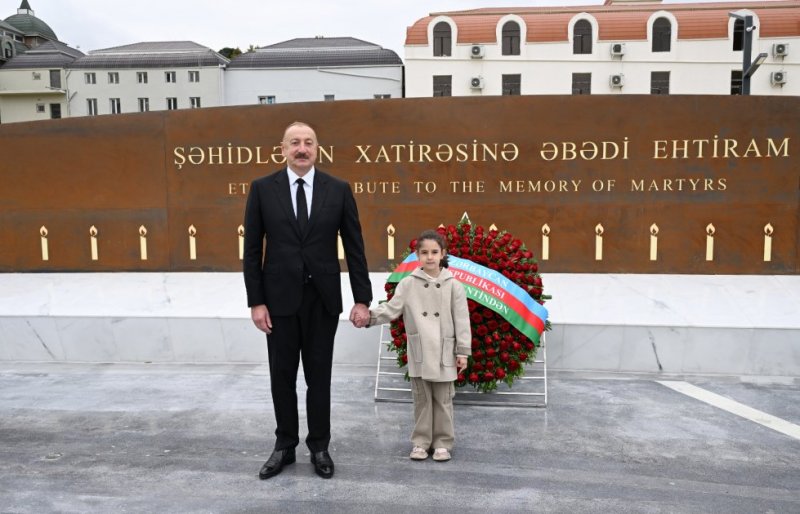 News about - Azerbaijani president honors memory of Patriotic War martyrs with minute of silence