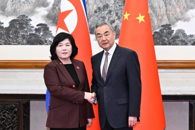 Top diplomats from China and North Korea agree to strengthen ties