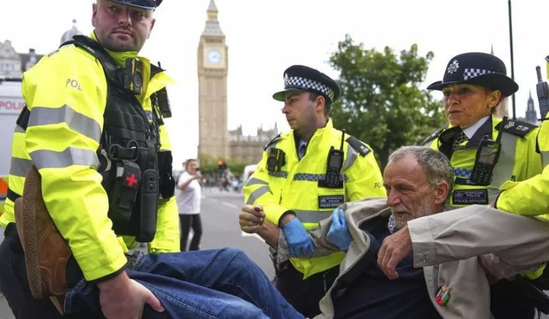 Police arrest almost 900 at London protest supporting banned group Palestine Action 