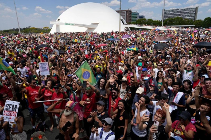 Brazilians protest bill that could lead to pardon for Bolsonaro and his allies 