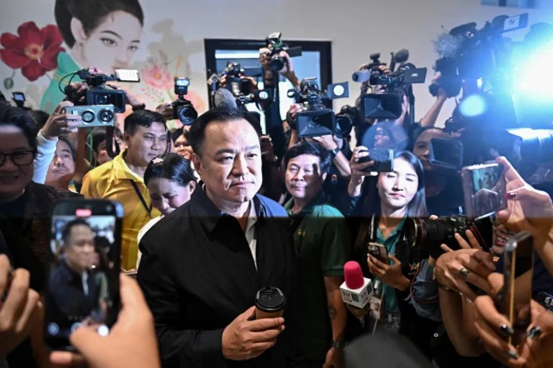 Acting Thai premier moves to dissolve parliament