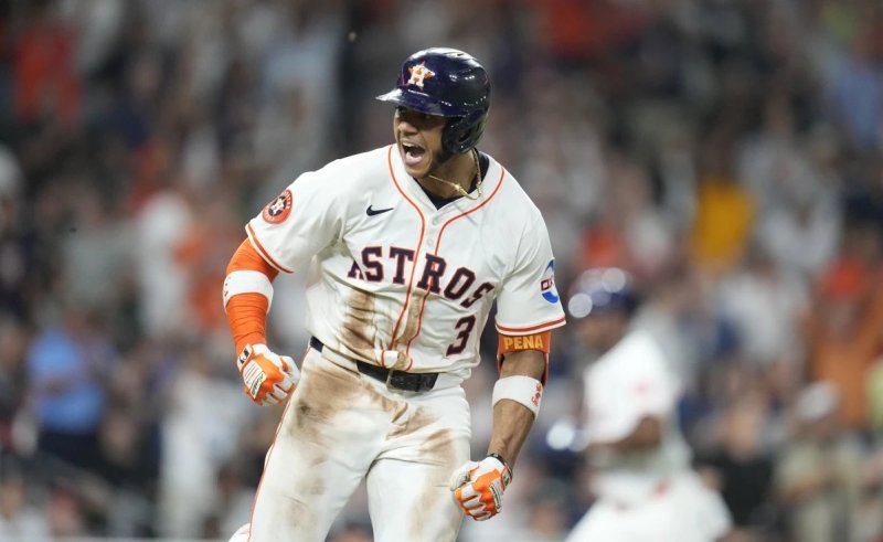 Astros rally late to beat Yankees 8-7