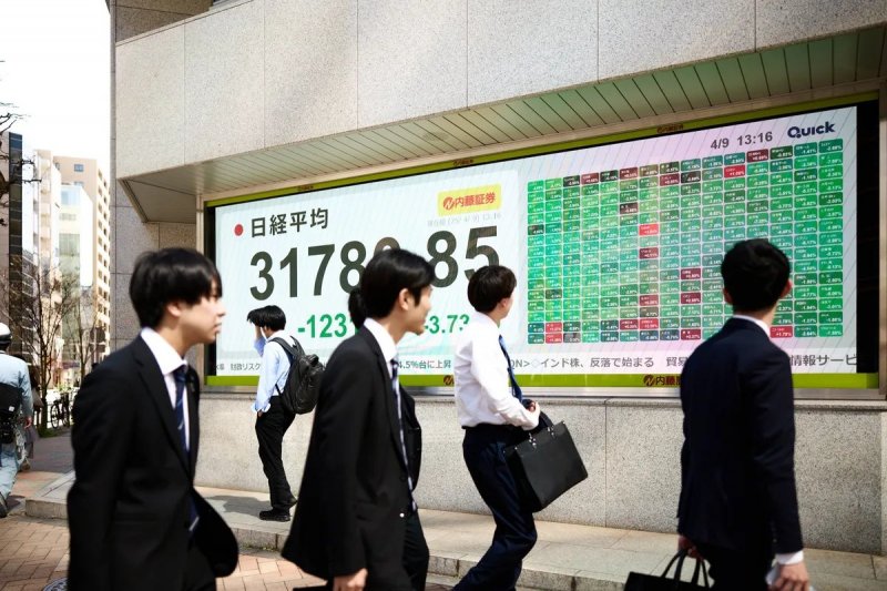 Asian stocks climb on US rate cut expectations