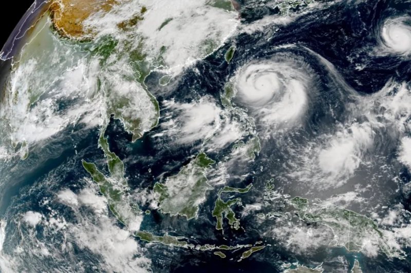 Thousands evacuated as super typhoon nears Philippines