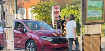 3 injured after minivan plows into crowd at Pennsylvania festival