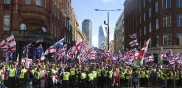 Thousands join Tommy Robinson rally, as counter-protesters demonstrate 