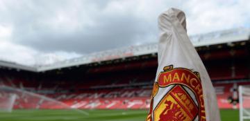 Man United reports annual loss again, projects weaker revenue