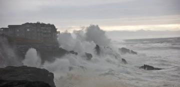 Magnitude 5.9 earthquake strikes off Oregon