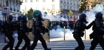 French trade unions issue ultimatum, threaten new strikes