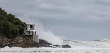 Typhoon forces shutdowns in Hong Kong and southern China