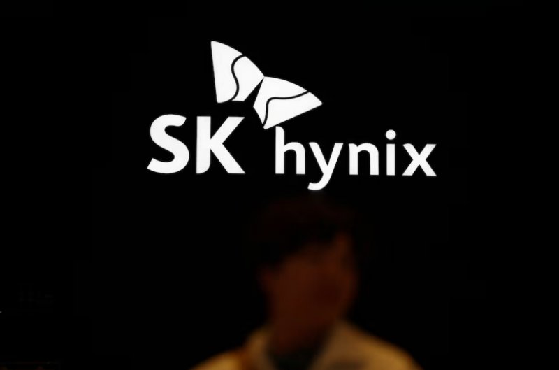 Samsung, SK Hynix shares drop after US tightens chip export rules to China