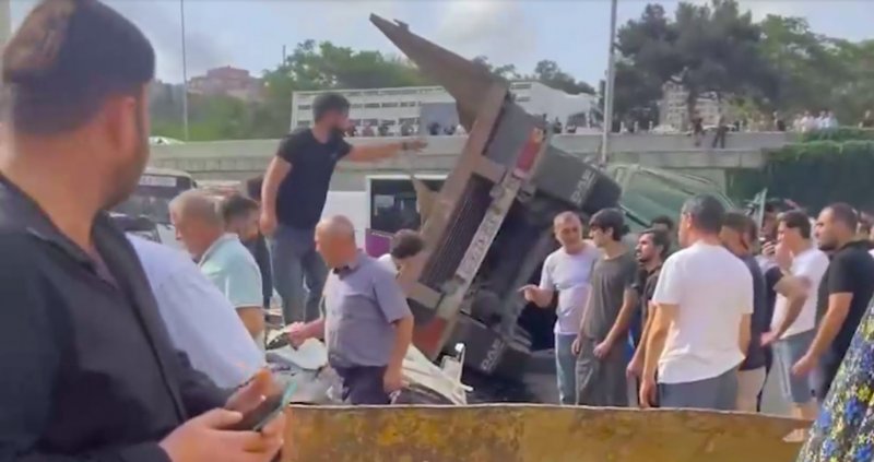 Truck falls from bridge onto cars in Baku –  VIDEO 