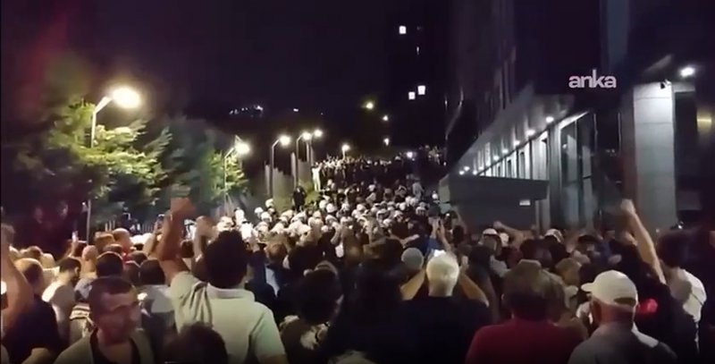 Police blockade and protests at CHP Istanbul Provincial Headquarters -  VIDEO 