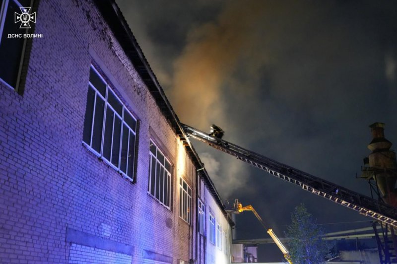 Zelenskyy warns of dangerous escalation after Russian strike hits factory in Khmelnytskyi