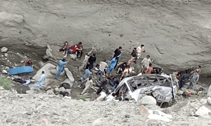 6 killed, 12 injured after minibus plunges into valley in W. Iran 