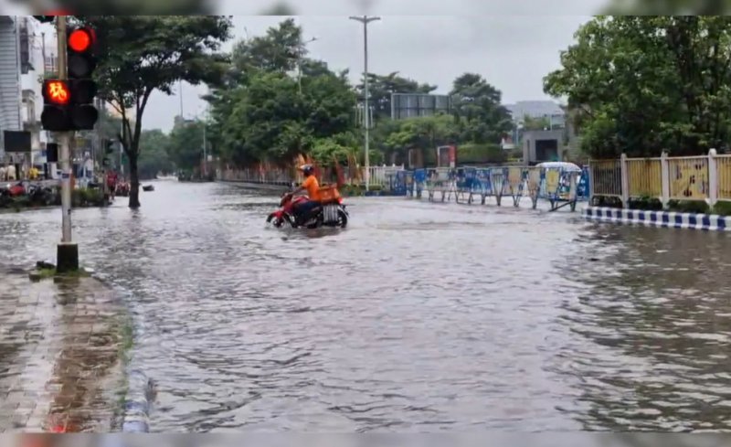 News about - Kolkata heavy rainfall kills 5 days before Durga Puja 
