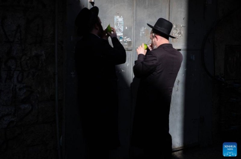 Ultra-Orthodox Jews prepare for Jewish Day of Atonement (PHOTO)