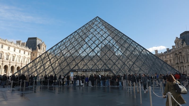 Louvre museum in Paris closed after robbery, French minister says  -VIDEO  