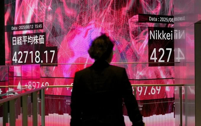 Japan key stock index surges to record high 