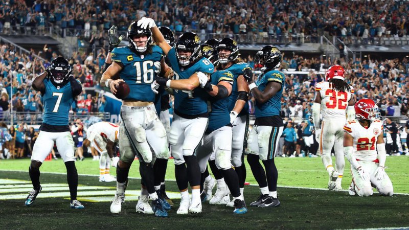 Lawrence leads Jaguars to last-second win over Chiefs