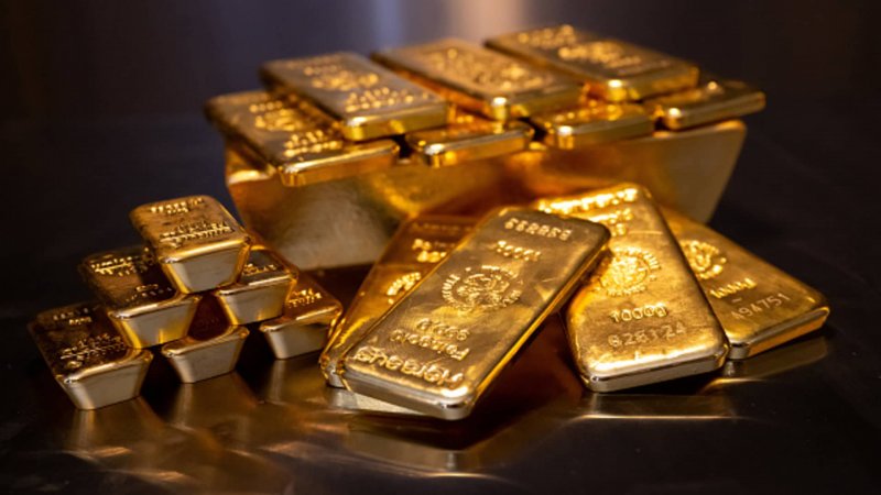 Gold edges toward $4,000 on global political uncertainty