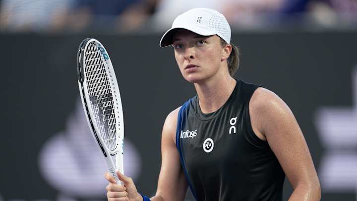Swiatek moves to Wuhan Open third round with straight-sets victory