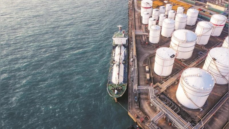 Russian oil traders push Indian refiners to pay in Chinese yuan