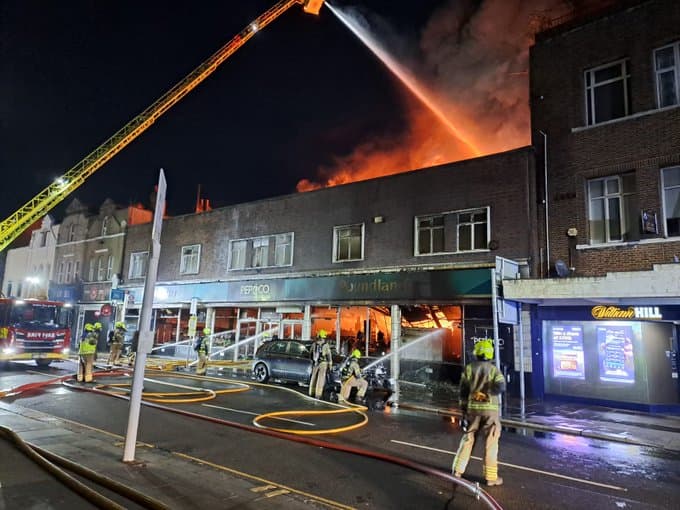 Massive blaze engulfs Poundland store in southeast London -  VIDEO 