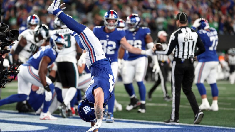 Giants shock Super Bowl champion Eagles with 34-17 victory
