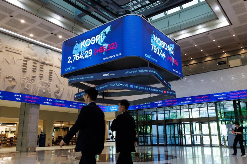 South Korean stocks hit record high on Samsung, SK hynix