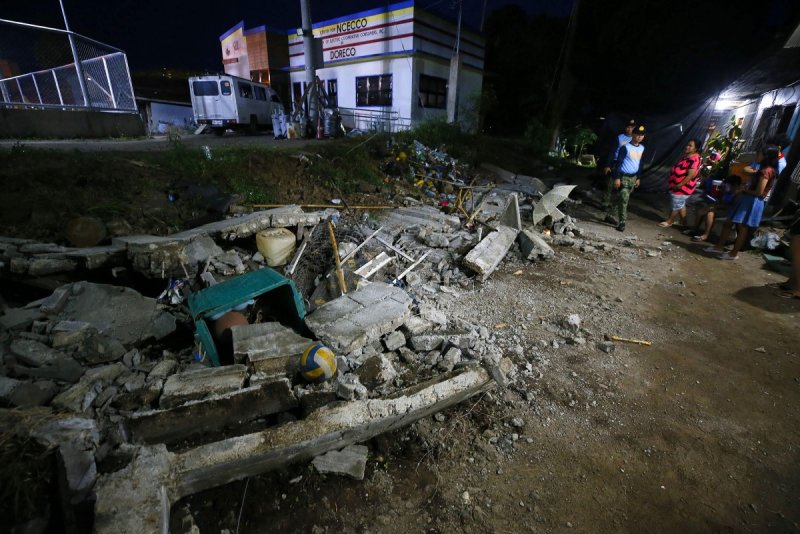 Seven dead as powerful quakes hit southern Philippines