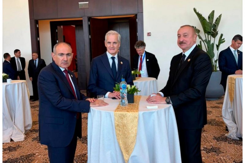 Azerbaijani, Armenian leaders hold brief conversation in Egypt