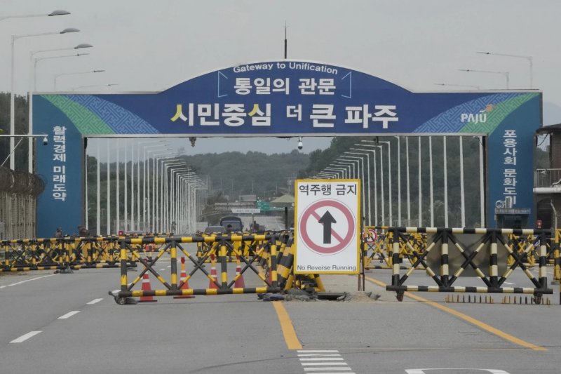 N. Korea builds 10 km-long anti-tank barriers along inter-Korean border, claims Seoul