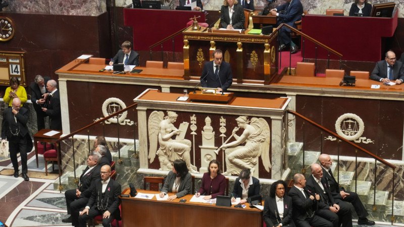 France's PM proposes halting retirement age law until 2027 election