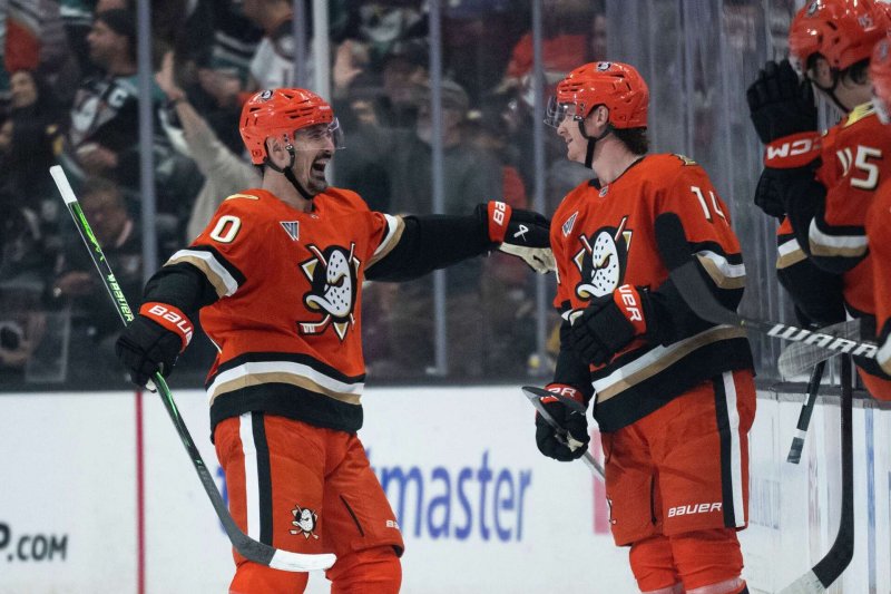 Kreider’s late power-play goal secures Ducks’ 10th straight home-opening win
