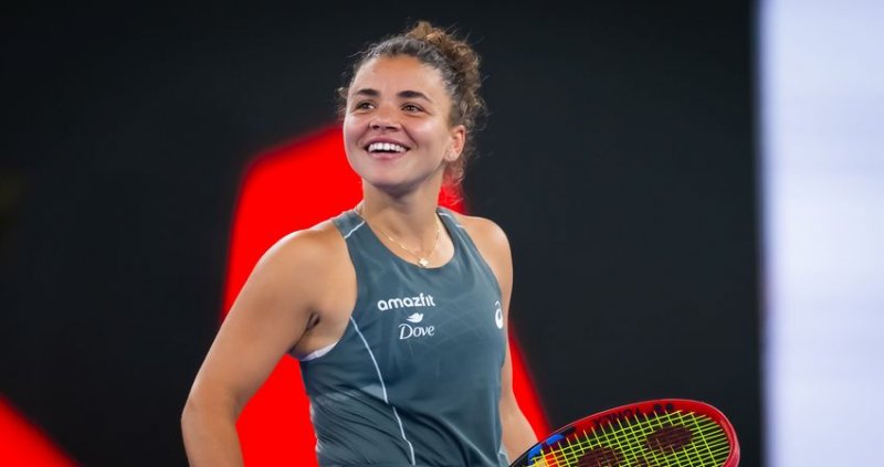 Paolini edges Bencic in Ningbo Open, keeps WTA finals hopes alive