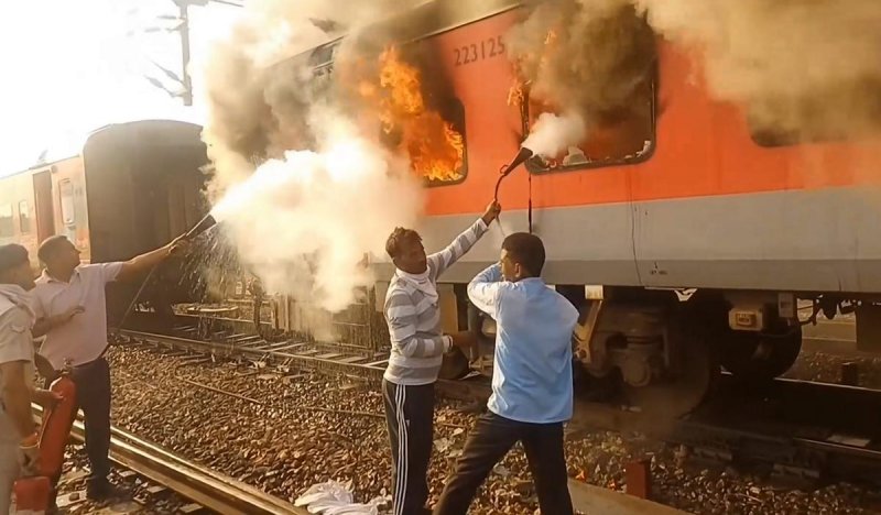 Train fire in northern India leaves one woman injured -  VIDEO 