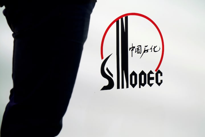 Sinopec diverts supertanker after U.S. sanctions on Chinese port 