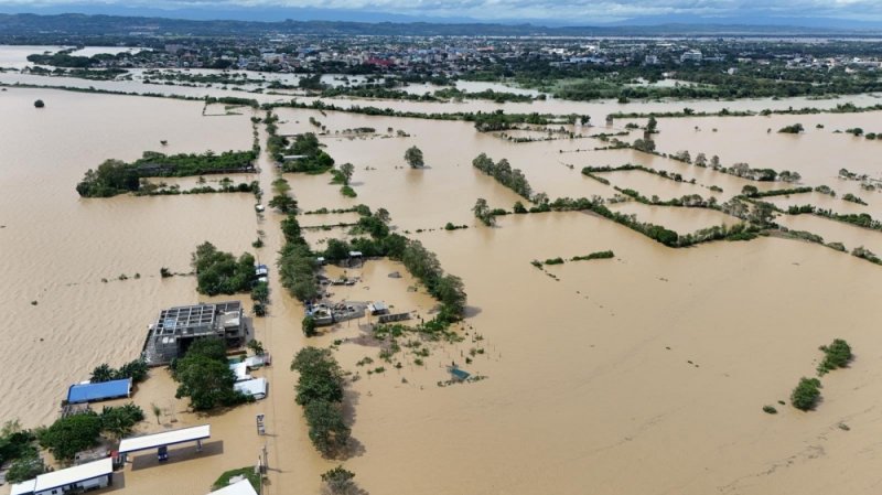 Residents evacuate as coastal flooding hits the Philippines
