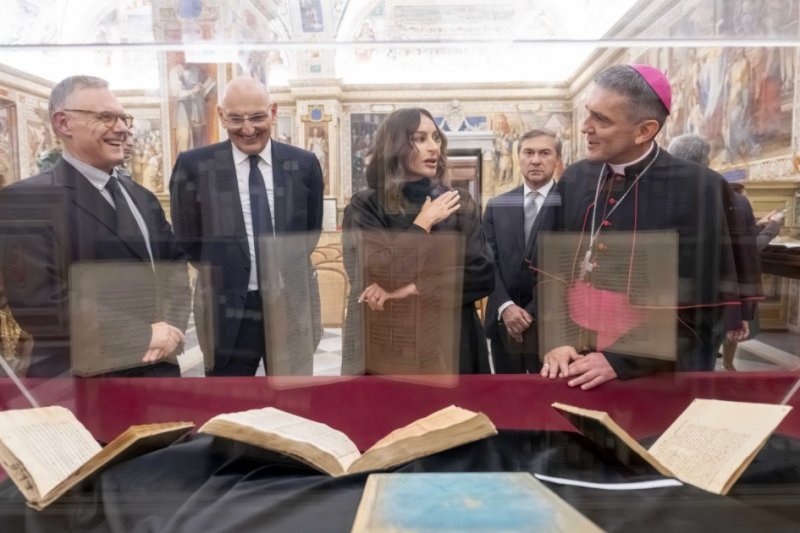 Azerbaijan’s first vice-president meets Vatican officials to strengthen ties