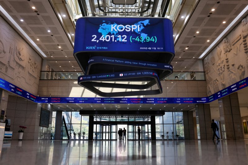 S. Korean stocks soar to record high on optimism over US-China trade talks