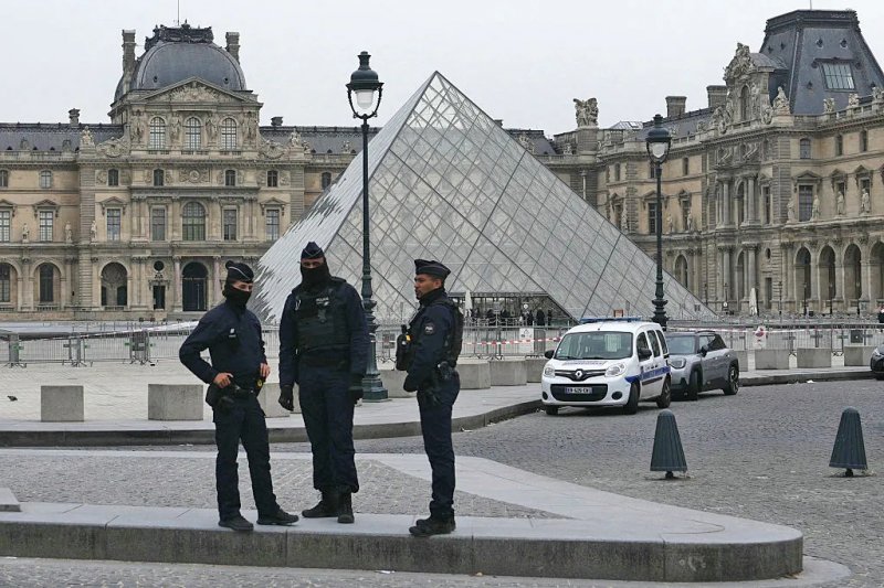France to tighten security at cultural sites after Louvre heist