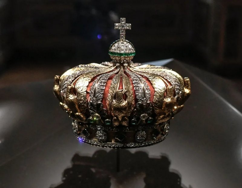 Can France retrieve its priceless crown jewels - or is it too late? 