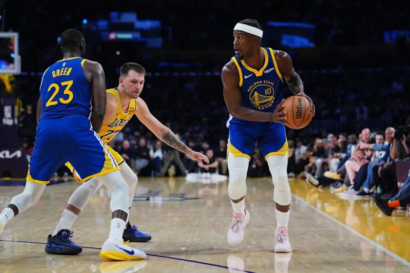 Warriors open season with win over Lakers as LeBron sits out