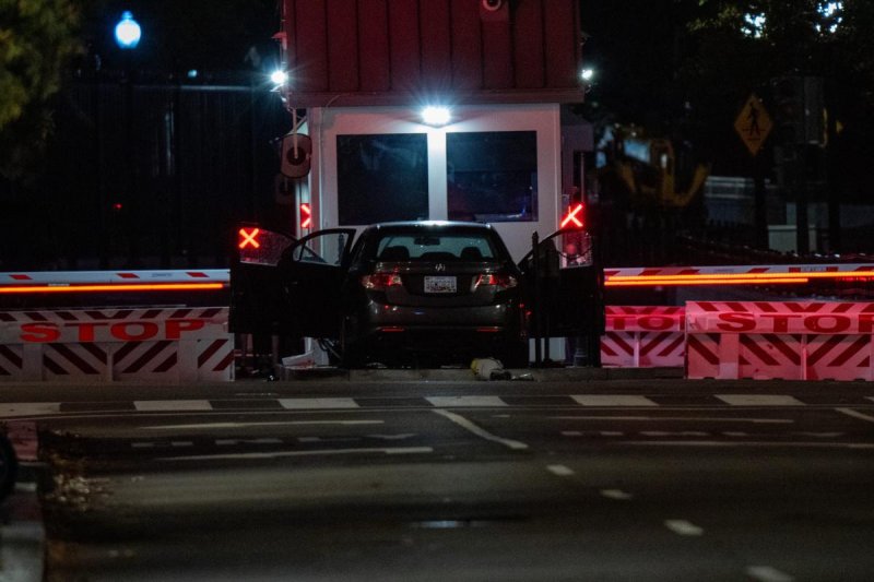 Car crashes into security gate outside White House -  VIDEO 