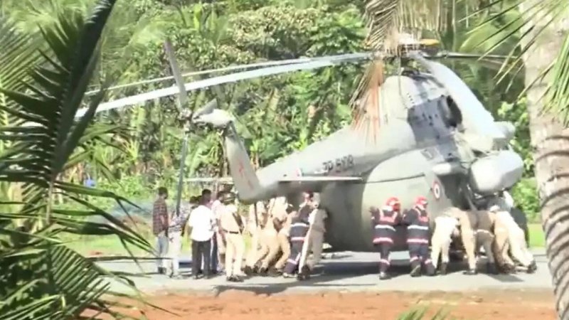 Helipad tarmac sinks as Indian president's helicopter lands in Kerala -  VIDEO 