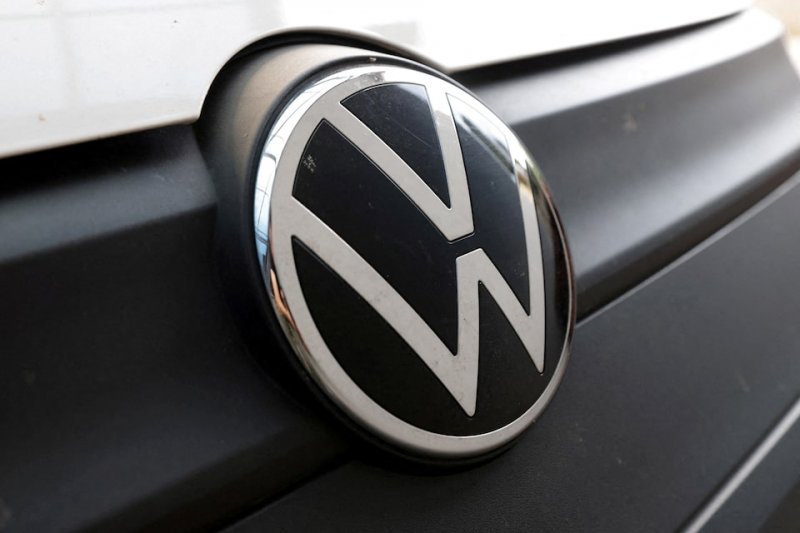 Volkswagen warns staff of possible temporary plant closures