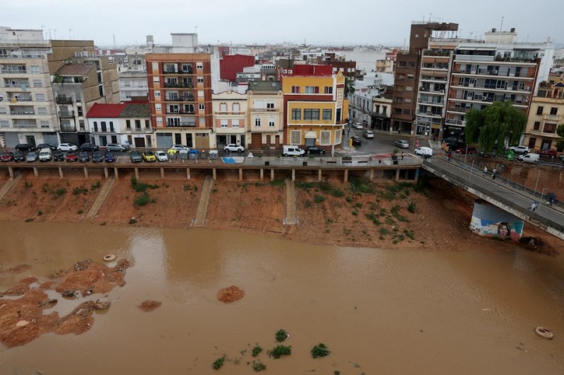 Valencia flood victims face lingering trauma as rain returns