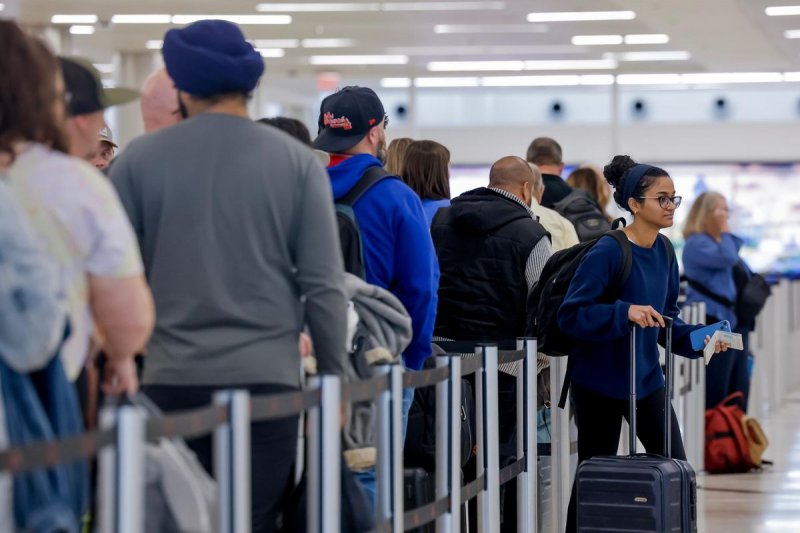 White House warns government shutdown could disrupt holiday travel