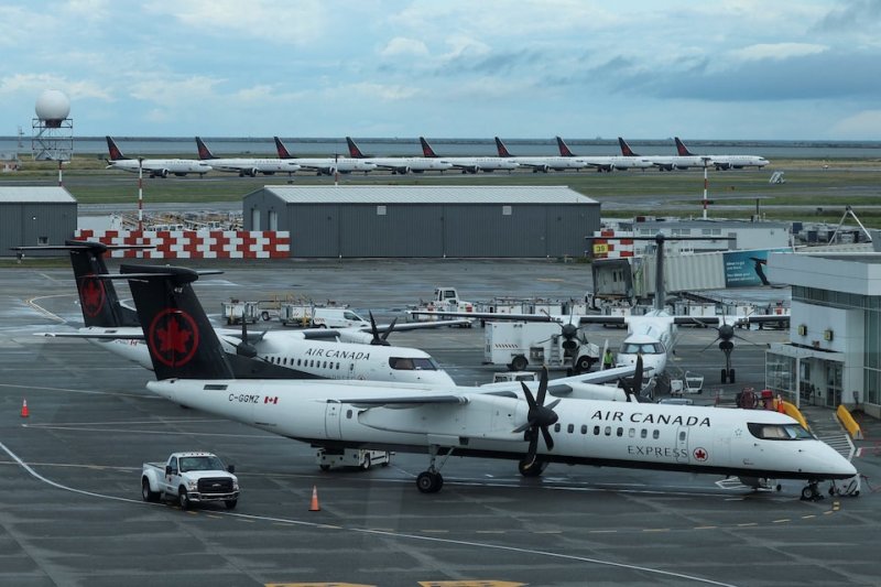 Air Canada cuts 400 management jobs after flight attendant strike